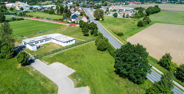 一种景观市郊靠近沃尔夫斯堡的大街旁边一个区域足球俱乐部的空中景象其背是足球场位于沃尔夫斯堡附近单身的背景