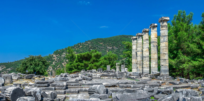 寺庙博物馆建筑学土耳其古老城市普里内PrieneAthenaPolias寺的废墟在一个阳光明媚的暑夏日大全景射杀土耳其古代普里雅图片