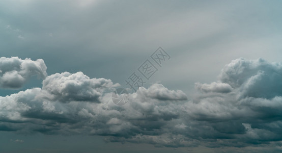 天气死的灰色在雨季下前风云多喜雨的天空风暴云彩天花朵光辉和忧郁的背景云覆盖的层背景图片