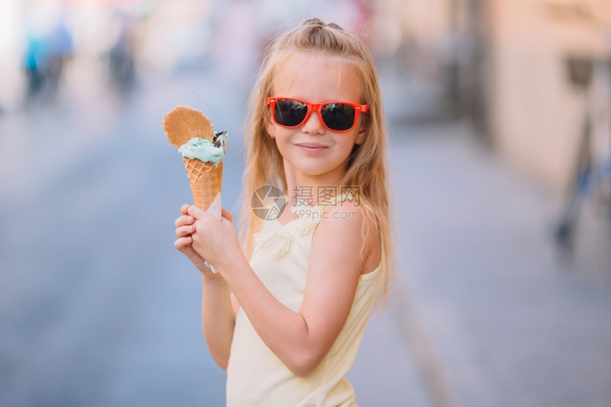 可爱的小女孩在夏天吃冰淇淋户外在夏天享受真正的意大利雪拉鸡肉酱快乐的小女孩在夏天吃冰淇淋户外健康的假期街道图片