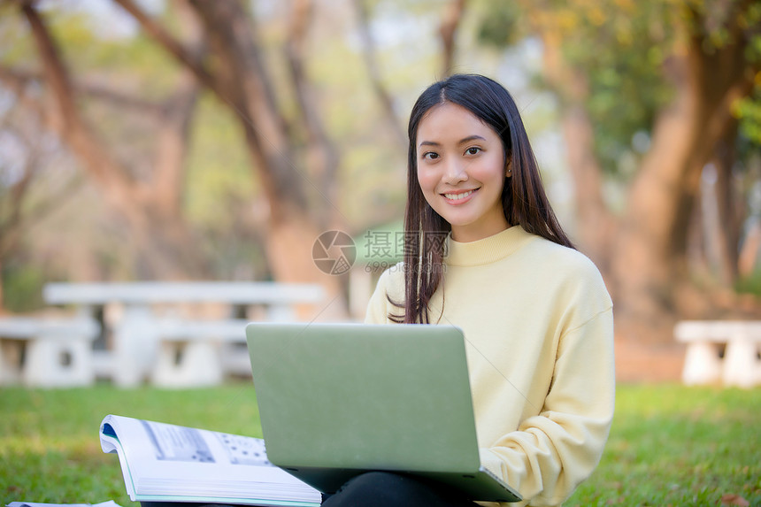 户外办公的年轻女孩图片