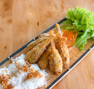 面条油炸虾和甘蔗ChaoTom配有大米马铃薯甜酱越南食物餐厅亚洲人糖高清图片素材