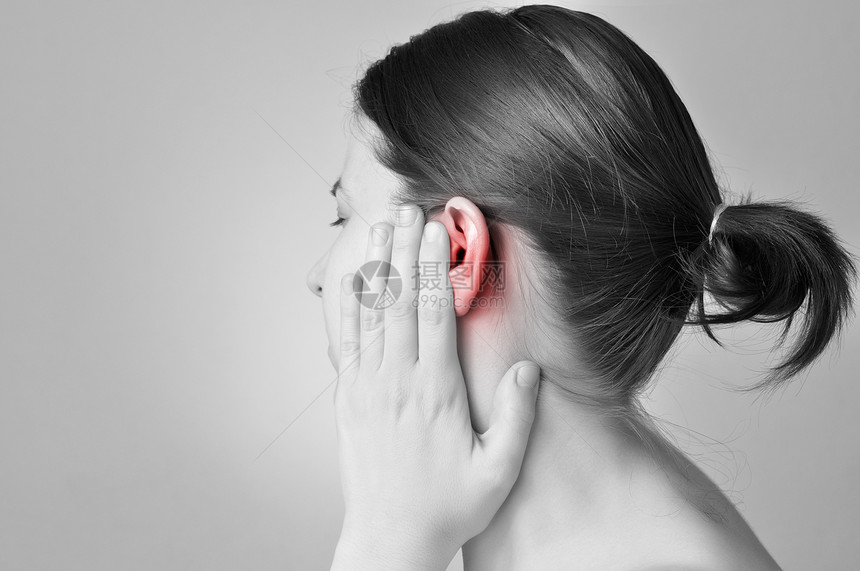 白色的水平年轻女人抚摸她痛苦的耳朵症状图片