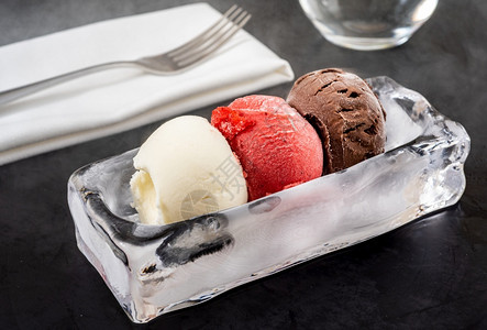 黑底冰碗中的草莓和香冰淇淋甜点酸奶自由图片