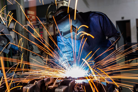 焊机工人在汽车厂的焊接组装部分的制造业图片