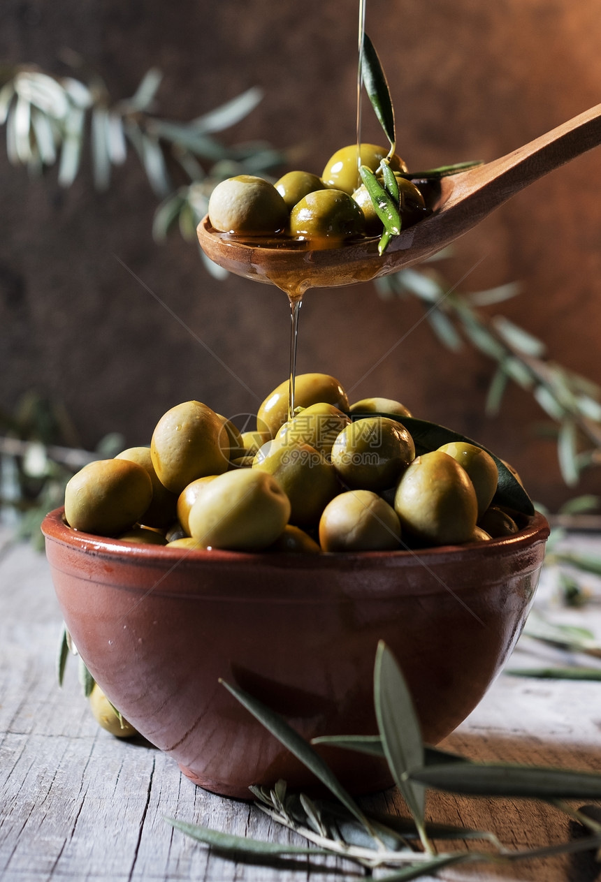 以木勺为橄榄在碗上浇油生的植物津乐道图片