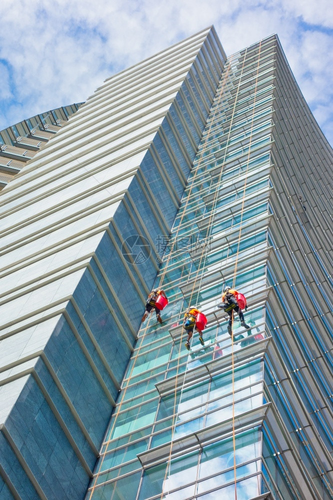 登山扣男人意大利米兰2018年9月7日专家小组清理摩天大楼玻璃面罩高风险工作登山者图片