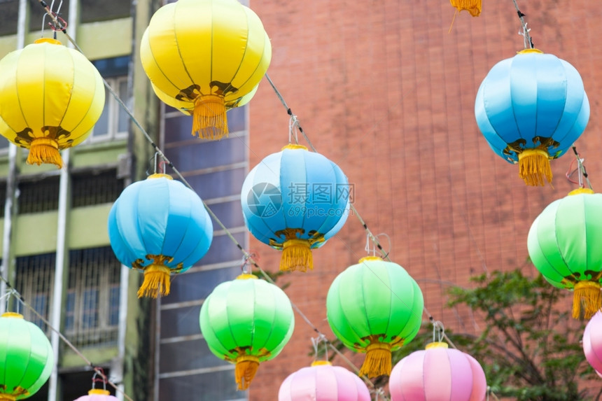 夜晚灯庆祝新年灯光彩色多的颜橙经典图片