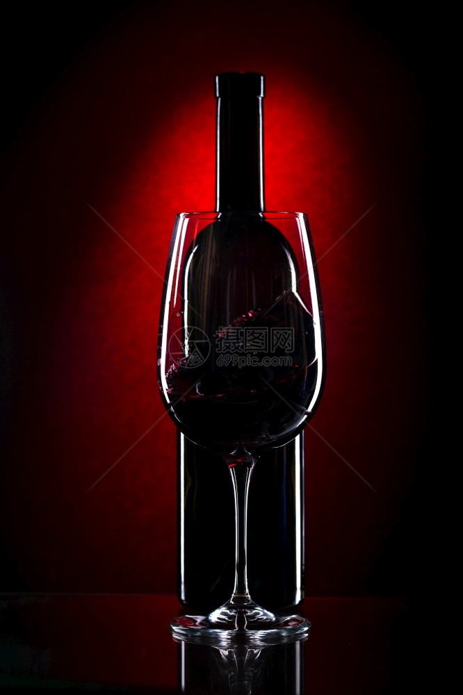 酒厂红色葡萄和底瓶及的优美玻璃坡度酒吧图片