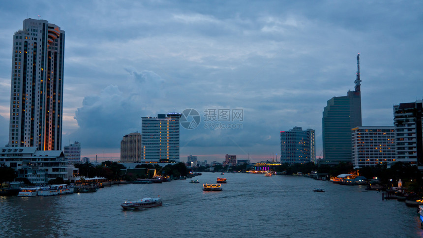 天际线商业现代城市与泰国河流之景反射图片