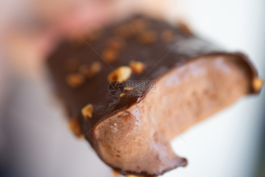 小吃人巧克力涂面冰棒棕色的层图片