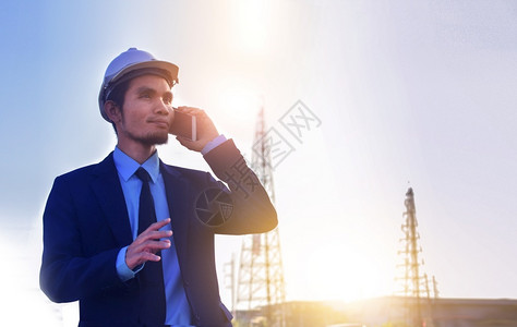在建筑业背景技术通信概念中工作的亚洲人电话移动用于建筑业背景技术通信概念等工作经理安全对话帽子高清图片素材