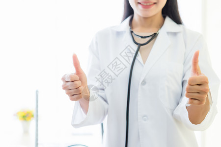 微笑成人以白色医院背景的正面情绪和听诊器来展现积极情绪校对Portnoyunaref健康手指高清图片素材
