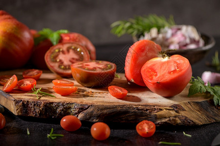 大蒜素食主义者在生锈的厨房柜台准备番茄酱配西红柿营养红色的高清图片素材