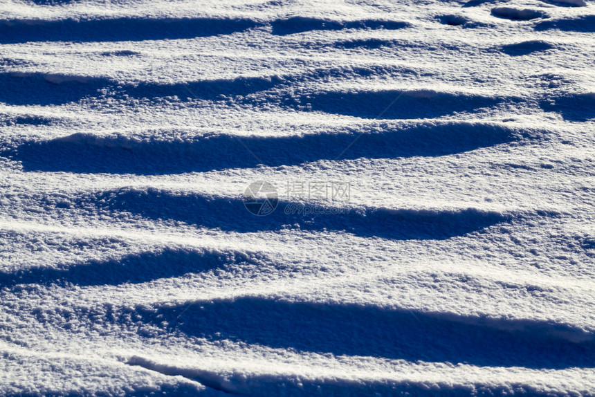 白雪从后面的阳光雪上现有高地的阴影冬季自然表层结构以及雪的下漂浮风景优美墙结构体图片