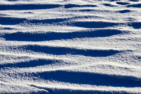 鉴于从后面白雪从后面的阳光雪上现有高地的阴影冬季自然表层结构以及雪的下漂浮风景优美墙结构体设计图片