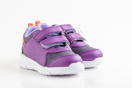 服装女白底紫色运动鞋女孩穿紫皮运动鞋配购物图片