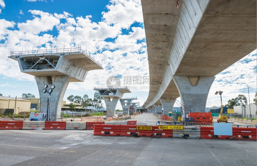 基础重建中道路的支离破碎通道架高桥图片