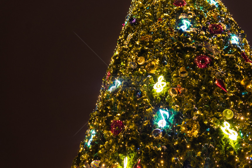 莫斯科美丽闪发光新年树用古典玩具装饰用灯光照亮图片