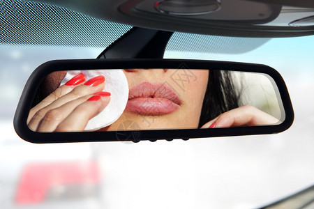 交通在汽车里化妆的驾驶员在后视图中的反射女士白色高清图片