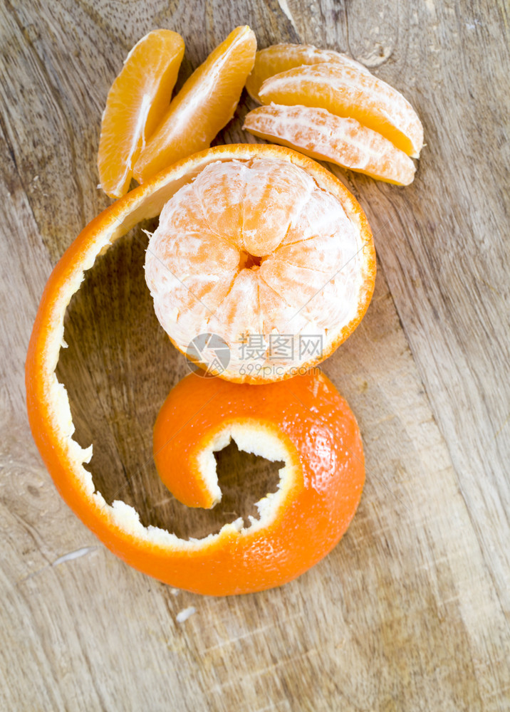 皮肤红橙色曼达林橘芒以螺旋状的近身柑橘色皮可口新鲜的图片