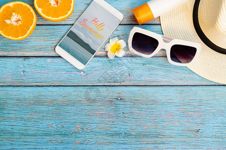 配饰美丽的暑假海滩附件橙子太阳镜帽防晒霜和木本的智能手机派对异国情调图片