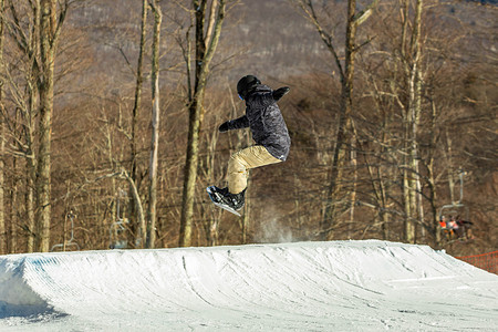 飞跃的滑雪运动员背景图片