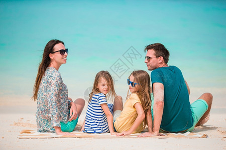 家庭海滩度假带孩子的家庭肖像海滩上度假的年轻家庭海滨母亲马尔代夫图片