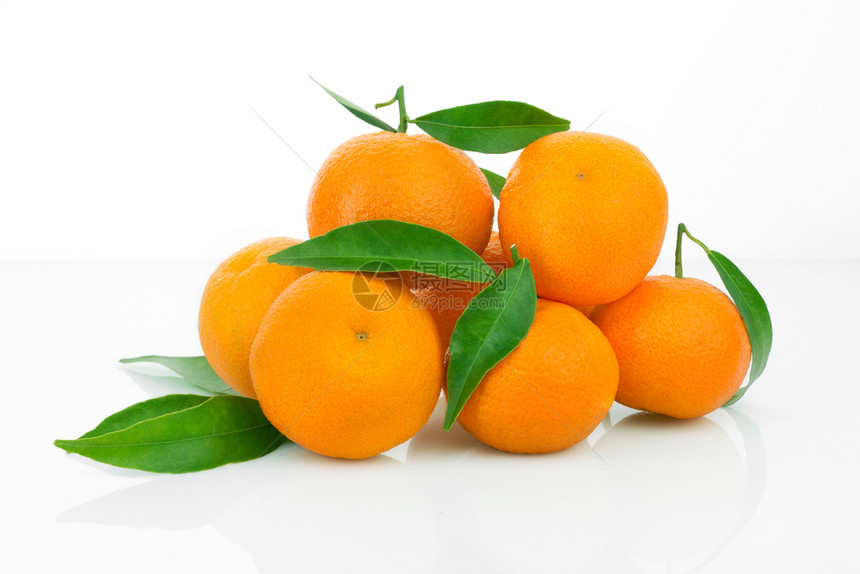 白色背景上带叶子的橘绝缘橘柑果酱可口图片