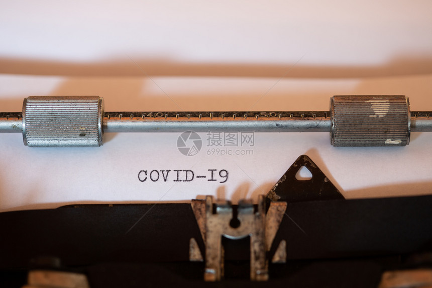 使用COVID19字的旧打机商业母大流行图片