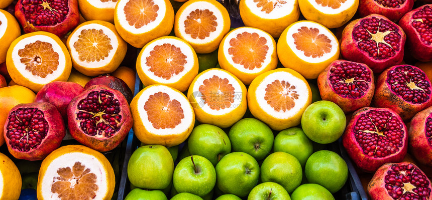 喝苹果橙子和配有切片水果的石榴汁销售站贸易橘子图片