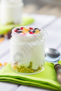 健康格兰诺拉麦片稀饭天然酸奶配有新鲜果浆和谷物图片