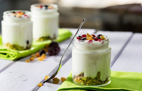 欧洲的天然酸奶配有新鲜果浆和谷物牛奶燕麦图片
