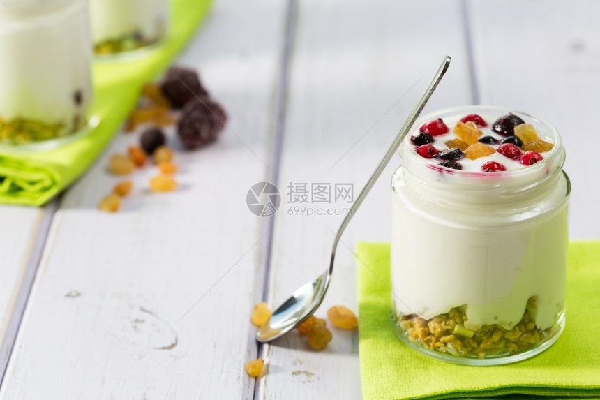 天然酸奶配有新鲜果浆和谷物糖稀饭坚果图片