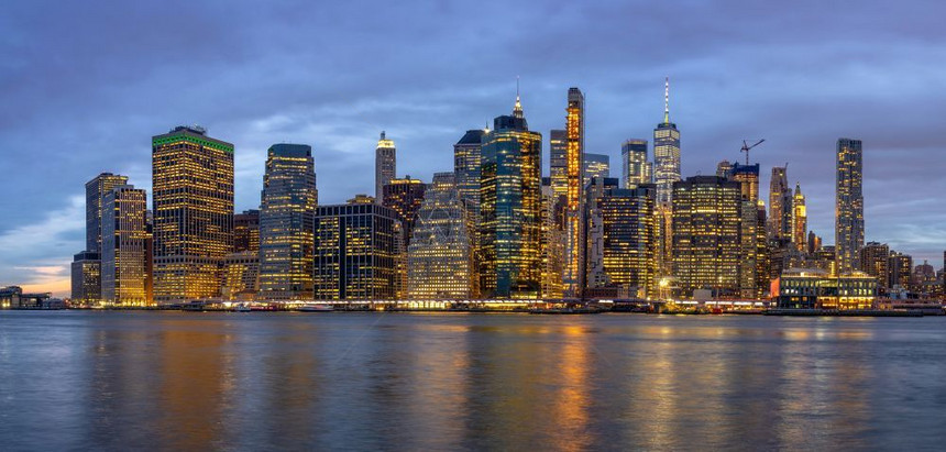 摩天大楼金融的纽约市风景全和布鲁克林大桥东河边的布鲁克林大桥在黄昏时美国市区天际建筑和与旅游概念哈德逊