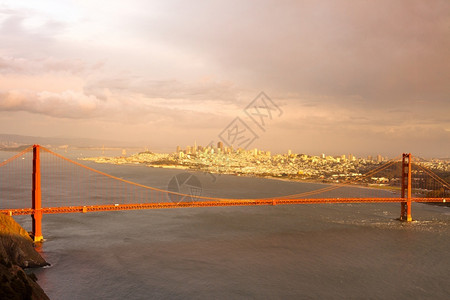 北城市景观金门大桥美国加利福尼亚州旧金山日落门大桥天空图片