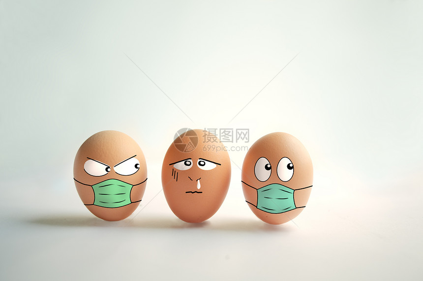 那空以外科口罩的复活蛋在外科假面具中对另一个不佩戴防伪复活节蛋并带有COVID19Corona保护概念的人不满白背景和复制空间流图片