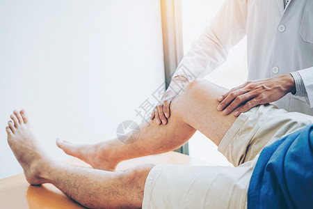 物理医生咨询与病人膝科问题物理治疗概念职员健康医疗的图片