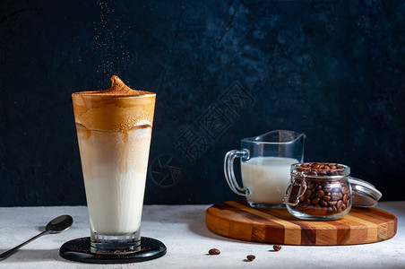 DalgonaCoffee时尚奶油生咖啡韩国冷夏饮品白色的含糖健康图片