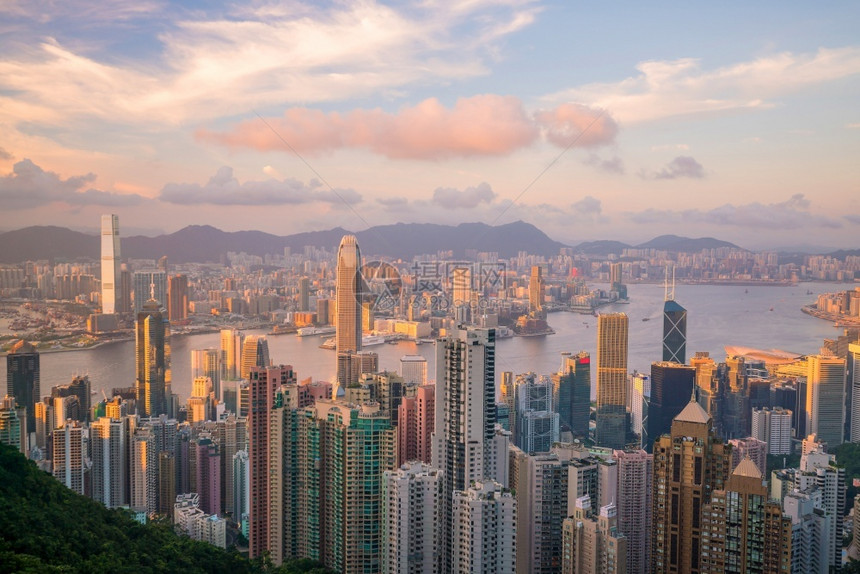 区日落时维多利亚港和香天际的全景城市目地图片