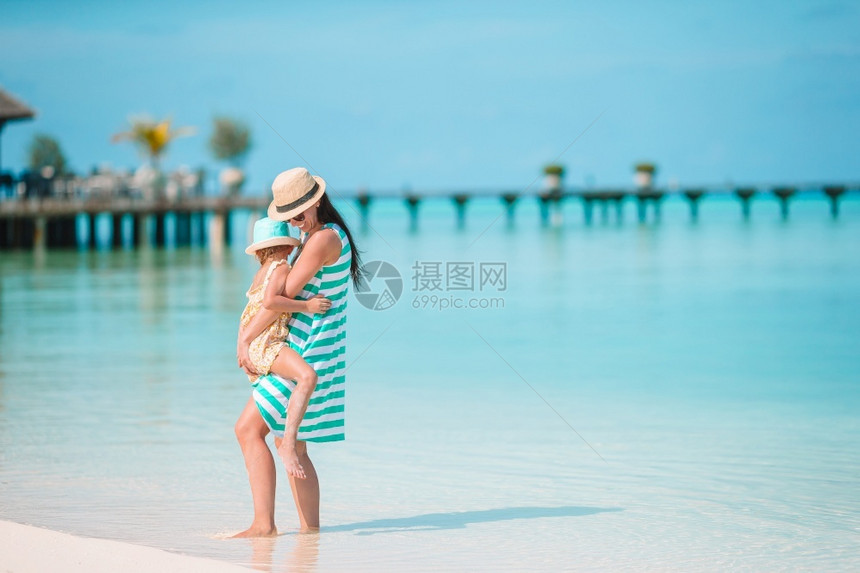 妈和小女孩的家在海滩上玩得开心美丽的母亲和女儿在海滩上享受暑假夏天期水女士海岸线图片