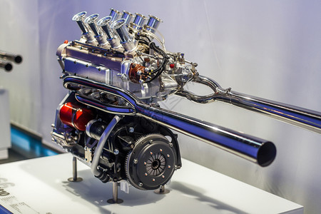 宝马i8闪亮的V8型运动机有抛光排气和油飞轮慕尼黑背景