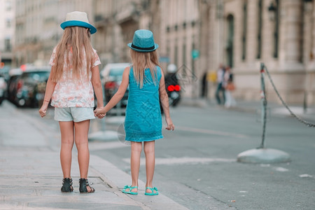 在巴黎度假时可爱的小女孩在欧洲城市露户的小姑娘们欧洲城外的漂亮时装小女儿微笑人们帽子咖啡店高清图片素材