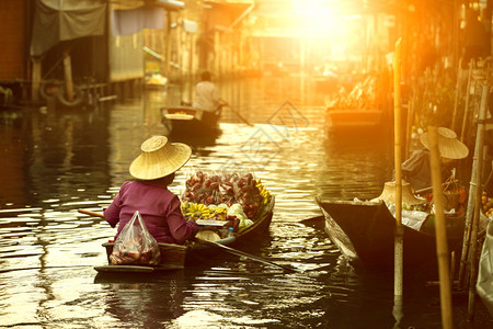 原来的晚上在泰国传统浮动市场中卖水果的国在泰传统漂浮市场上帆木船当地的木制的高清图片素材