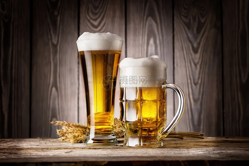 高杯和一小轻啤酒有耳大麦在木头背景上大杯一轻啤酒和大麦马克杯食物水壶图片