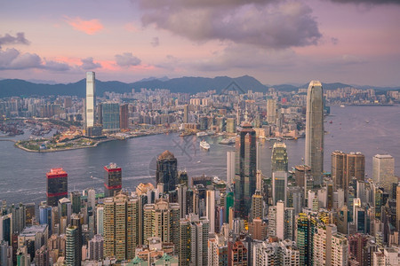 市中心城的都会日落时维多利亚港和香天际的全景图片