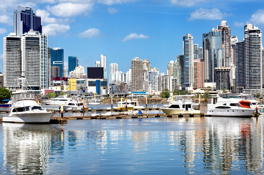 现代城市观点摩天大楼和豪华游艇水反射巴拿马城假期田园诗般的避风港图片