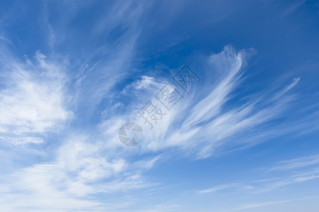 宁静蓝色天空背景下的平流层长云蓝天背景拉长的安静图片