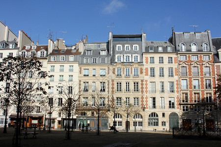 法国巴黎一座传统的隔离建筑外表法国巴黎优质的语阳台图片