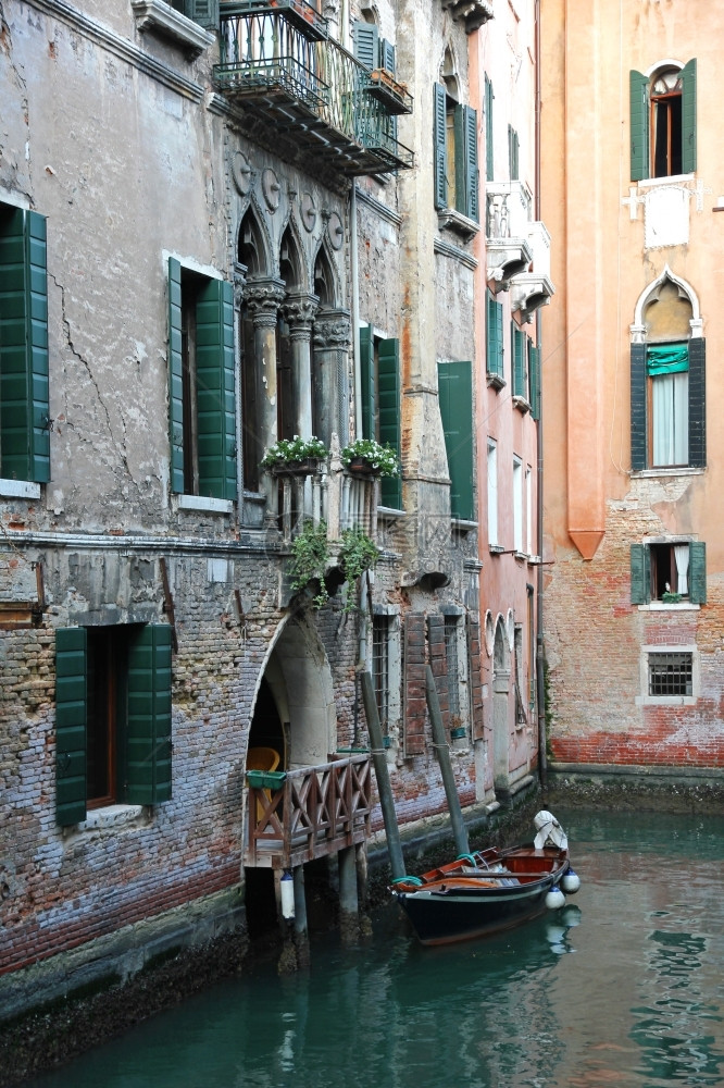 浪漫的历史意大利威尼斯罗马运河和船反射图片